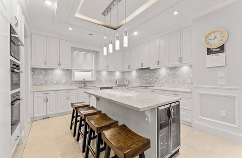 Steveston House | Luxury King suite in Richmond - Close to YVR