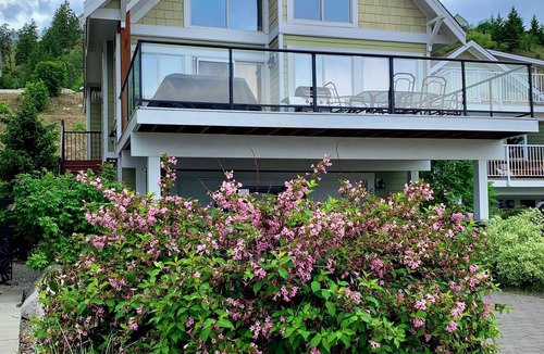 Central Okanagan Cottage | Luxury Lake Cottage, Partial Lake View, Huge Deck, A/C, Sleeps 8, Pet Friendly!