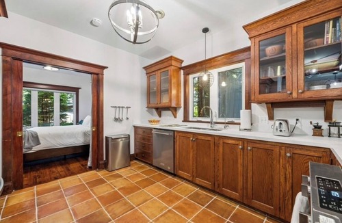 Bowmanville Cottage | Luxury Lakefront Retreat | Private Beach | Hot Tub | Sauna | Watercrafts