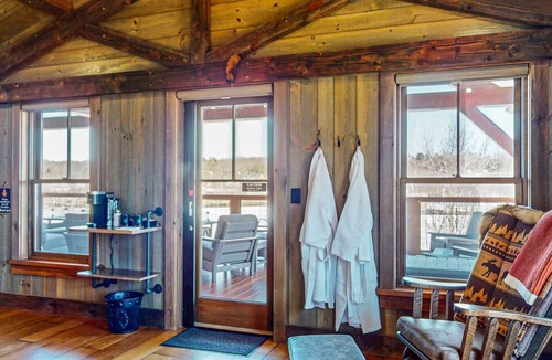 Greenville Cabin | Luxury Lakeside | Downtown Sleeps 17 w Hot Tub Sauna SxS Bar Boat Slips Trail Access Games EV-C AC Kayaks/Paddleboards