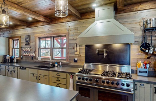 Greenville Cabin | Luxury Lakeside | Downtown Sleeps 17 w Hot Tub Sauna SxS Bar Boat Slips Trail Access Games EV-C AC Kayaks/Paddleboards