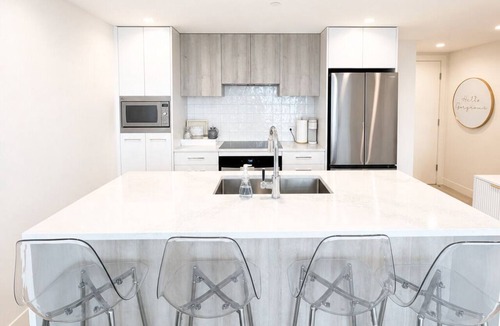 South Pandosy Resort | Luxury Lakeview Condo at Aqua - Pool & Sandy Beach