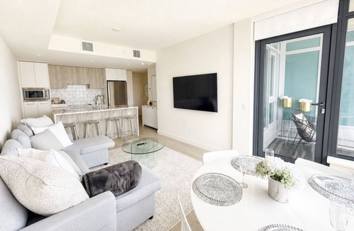South Pandosy Resort | Luxury Lakeview Condo at Aqua - Pool & Sandy Beach