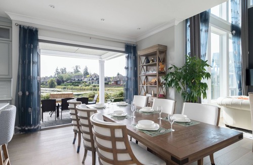 Surrey House | Luxury Lakeview Retreat – Morgan Creek Golf Stay