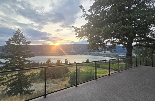 Central Okanagan Apartment | Luxury modern loft. Located on a plateau with stunning views over lakes