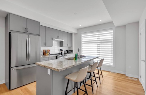 Oakville House | Luxury Oakville Townhome | Free Parking & Wi-Fi