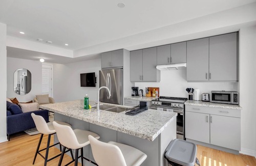 Oakville House | Luxury Oakville Townhome | Free Parking & Wi-Fi