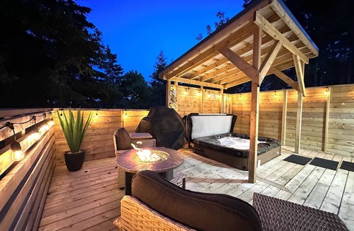 South River House | Luxury Retreat/Hot Tub/Private/Walk to Distillery & Ocean