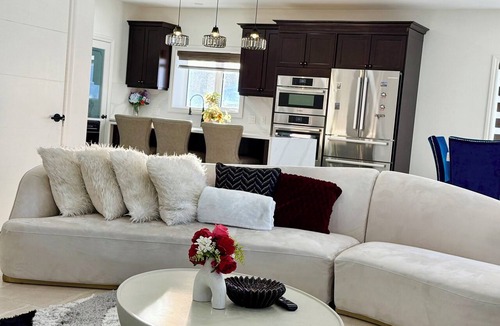 Whitehorse House | Luxury Retreat - large and cozy 4-bedroom with stunning mountain views.