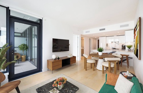 Central Lonsdale Apartment | Luxury Stay in North Vancouver