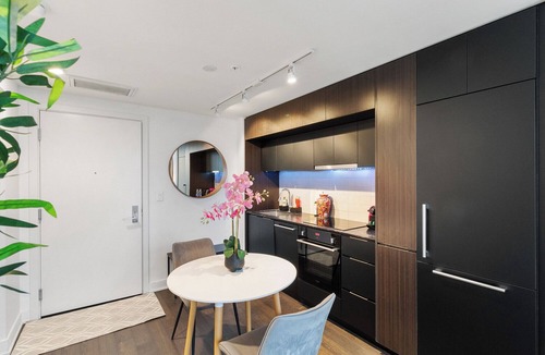 Downtown Montreal Condo | Luxury Stay with Indoor Pool and Jacuzzi