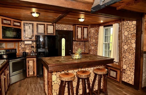Stoneham Cabin | Luxury Treehouse with Soaking Tub near White Mountain National Forest, Stoneham, Maine