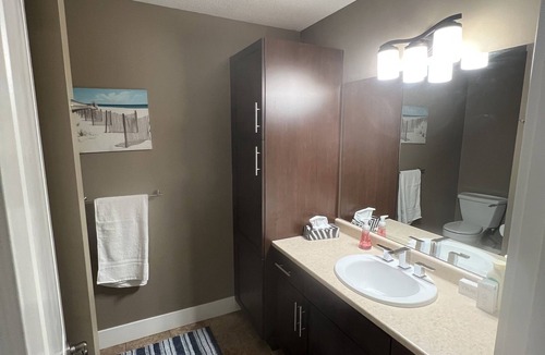 Regional District of Nanaimo House | Luxury Tudor's Gateway with A/C. Pet Friendly! (pet fee is applied).