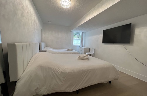 Regional District of Nanaimo House | Luxury Tudor's Gateway with A/C. Pet Friendly! (pet fee is applied).