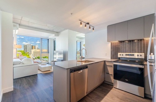 Quartier des Spectacles Apartment | Luxury Urban Retreat | Pools Gym Sauna & Balcony
