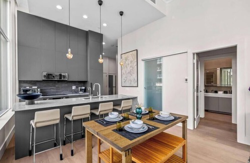 Lower Lonsdale Apartment | Luxury Waterfront 2BR| Harbor View| Pool| Hot Tub