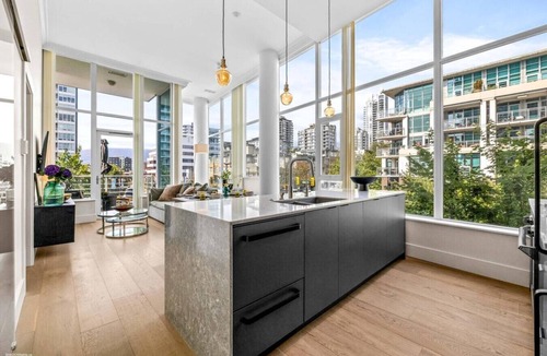 Lower Lonsdale Apartment | Luxury Waterfront 2BR| Harbor View| Pool| Hot Tub