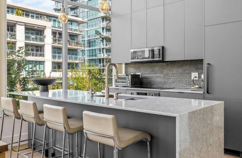 Lower Lonsdale Apartment | Luxury Waterfront 2BR| Harbor View| Pool| Hot Tub