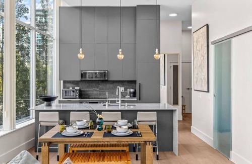 Lower Lonsdale Apartment | Luxury Waterfront 2BR| Harbor View| Pool| Hot Tub