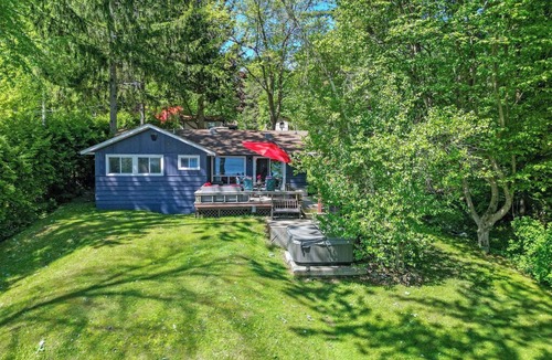 Bobcaygeon Cottage | Luxury Waterfront Cottage on Pigeon Lake: Sandy Beach, Hot Tub, 5m to Bobcaygeon