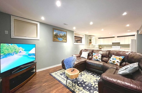 Keswick House | Luxury Waterfront Escape Near Toronto | Hot Tub, Sandy Beach & Amazing Views