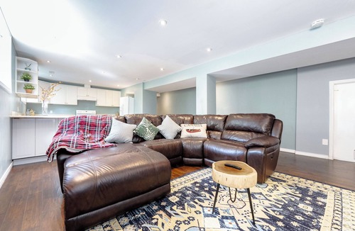Keswick House | Luxury Waterfront Escape Near Toronto | Hot Tub, Sandy Beach & Amazing Views