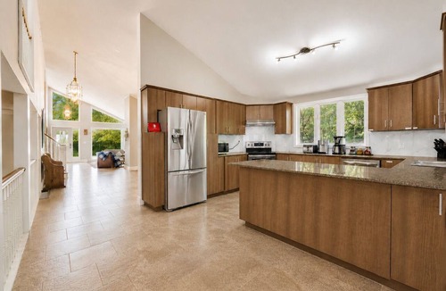 Keswick House | Luxury Waterfront Escape Near Toronto | Hot Tub, Sandy Beach & Amazing Views