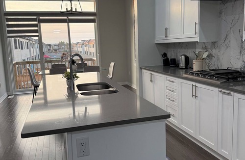 Bowmanville House | Luxury Waterfront Retreat | Walk to Beach | Sleeps 16