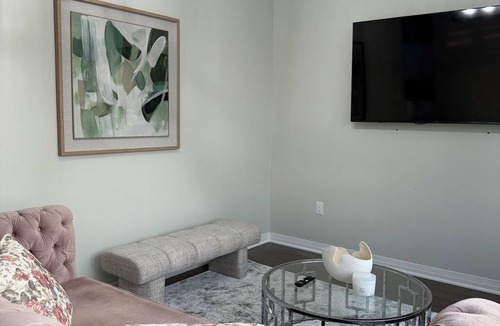 Bowmanville House | Luxury Waterfront Retreat | Walk to Beach | Sleeps 16