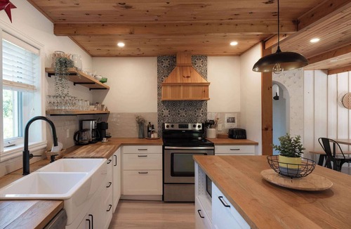 Amherst Ski Chalet | Magical Moments Hot tub & Swimmable Lake