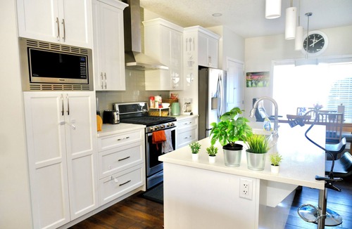 Southeast Calgary House | Mahogany Loft Retreat | King Bed, A/C, Gazebo, Fireplace, BBQ, 100" Home Cinema