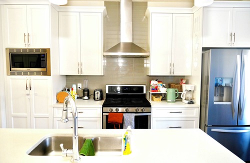 Southeast Calgary House | Mahogany Loft Retreat | King Bed, A/C, Gazebo, Fireplace, BBQ, 100" Home Cinema