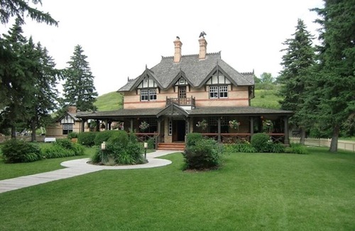 Midnapore House | Main Floor 3 bedroom, sleeps 5-6, family-friendly.