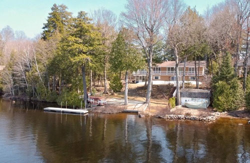Lachute Ski Chalet | Maison de la Loutre / The Otter Lakehouse
