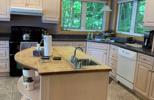 Magnetawan House | Mali's 3-Bedroom huge Lakeview Retreat on Lake Cecebe that is magical.