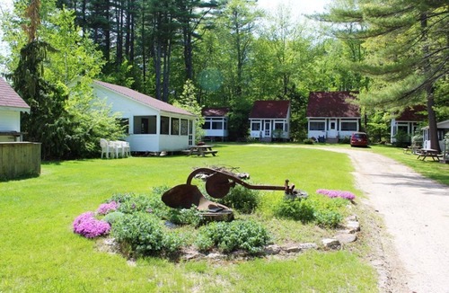 North Sebago Cottage | Maple Cottage-Private Beach-Pets Welcome - Round Table Lodge, Sebago, Maine