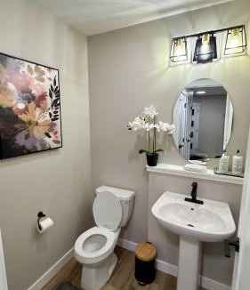 Regina Apartment | Maple Family House Stylish Stay for 8