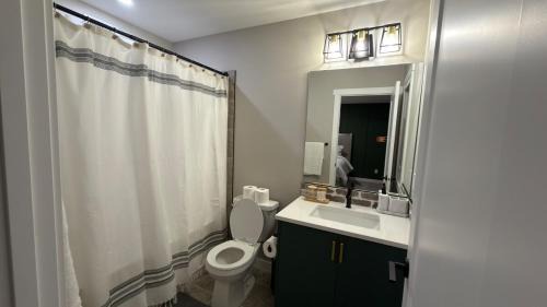 Regina Apartment | Maple Family House Stylish Stay for 8