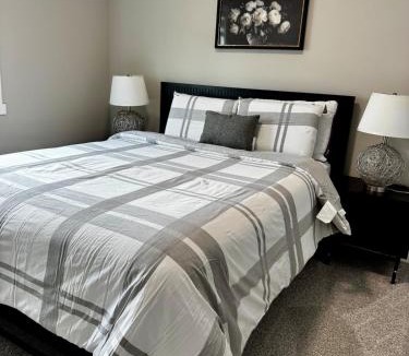 Regina Apartment | Maple Family House Stylish Stay for 8