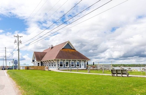 Georgetown House | Mariner’s Daughter 3bdrm house in seaside village