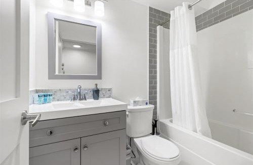 Canmore House | Marvellous Poolside Chalet - Pool & Hot Tub - Pets