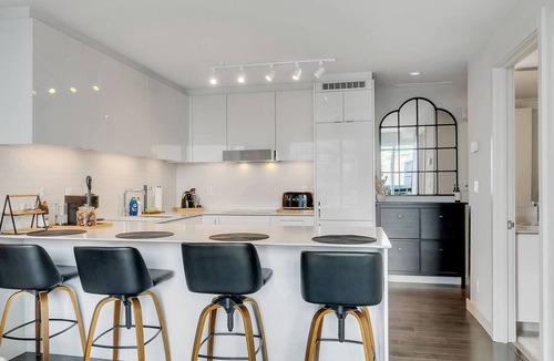 Downtown Edmonton Apartment | Mary - Downtown Luxury Suite with City Views