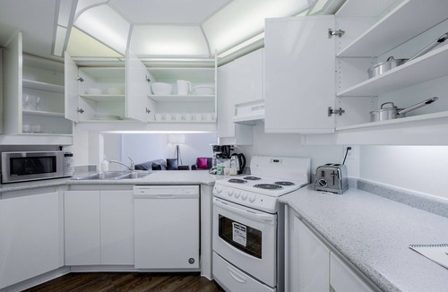 Bay Street Corridor Apartment | MASSIVE 2Bed 2Bath Bay St. Condo w. 2 Balconies/Patios & FREE Parking SLEEPS 7