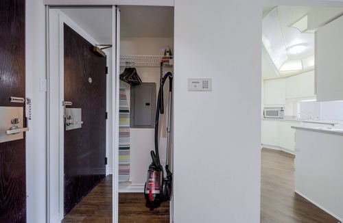Bay Street Corridor Apartment | MASSIVE 2Bed 2Bath Bay St. Condo w. 2 Balconies/Patios & FREE Parking SLEEPS 7