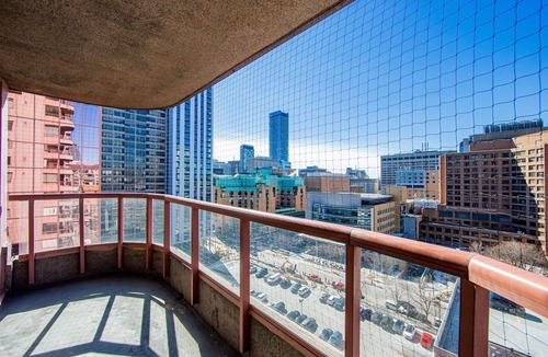 Bay Street Corridor Apartment | MASSIVE 2Bed 2Bath Bay St. Condo w. 2 Balconies/Patios & FREE Parking SLEEPS 7