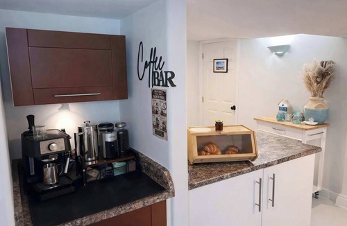 Saanich East House | Melrose Hideaway Private Queen Room w/Heated Pool
