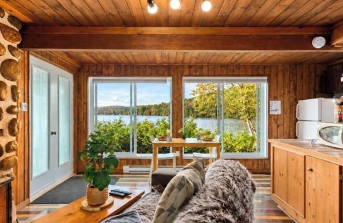 Sainte-Lucie-des-Laurentides Ski Chalet | Mini chalet bord de l`eau à louer dans les Laurentides — Lac Sarrazin, Sainte-Lucie-des-Laurentides