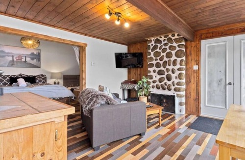 Sainte-Lucie-des-Laurentides Ski Chalet | Mini chalet bord de l`eau à louer dans les Laurentides — Lac Sarrazin, Sainte-Lucie-des-Laurentides