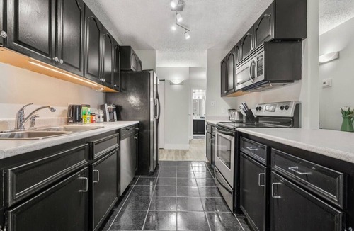 Victoria Park Apartment | Min to Saddledome | 2 Bed | Central