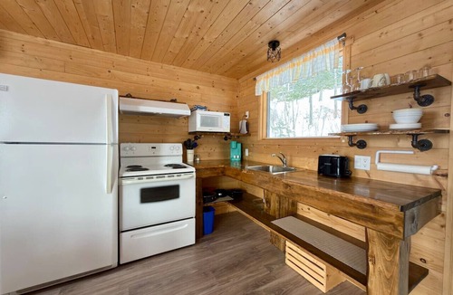 Pohenegamook House | Mini-chalet intime, votre escapade d’été au lac
